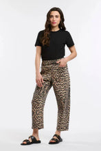 Load image into Gallery viewer, Leo Barrel Jeans - Leopard
