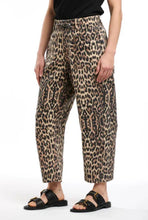Load image into Gallery viewer, Leo Barrel Jeans - Leopard
